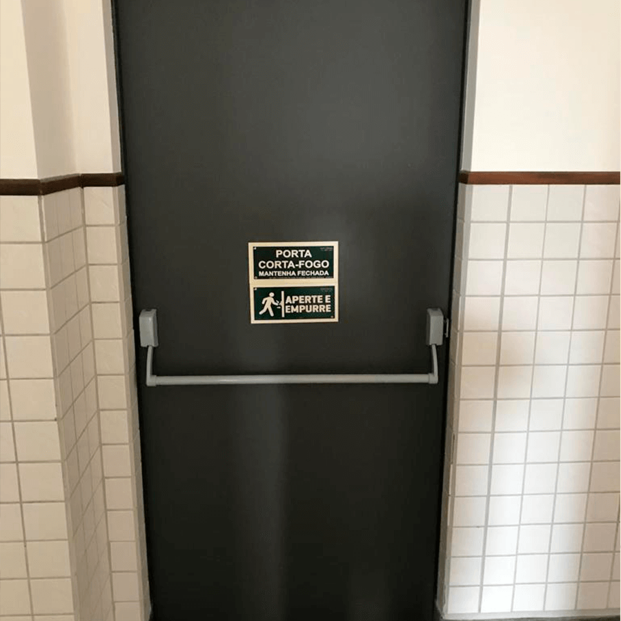 Porta corta-fogo com barra antipânico instalada, imagem ilustrativa